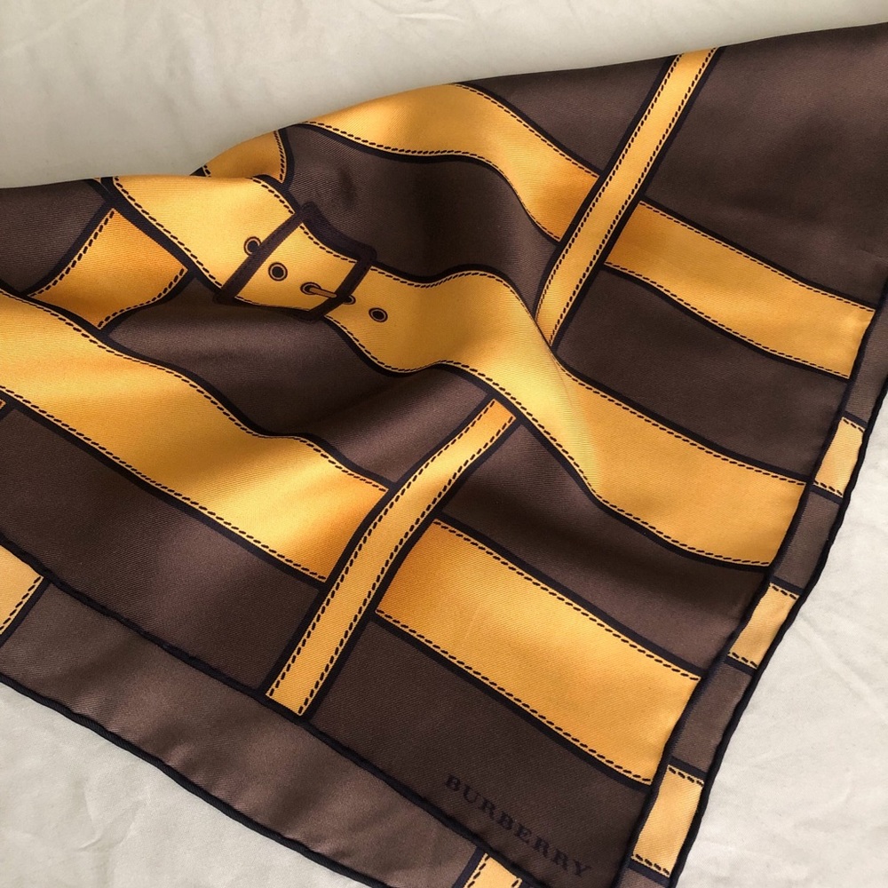 Burberry Scarf With belt motif - Picture 8 of 9